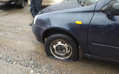 Пробитые колеса и гнутые диски: водители жалуются на ямы на дорогах