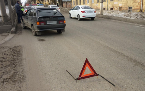 «Сбитая женщина лежала, а мимо ехали машины»: у «Алых парусов» ВАЗ сбил кировчанку