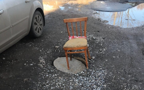 В Кирове опасный люк на дороге прикрыли стулом