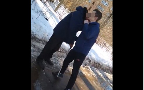 В Чепецке у дома одного из нападавших на прохожего дежурит разъяренная толпа