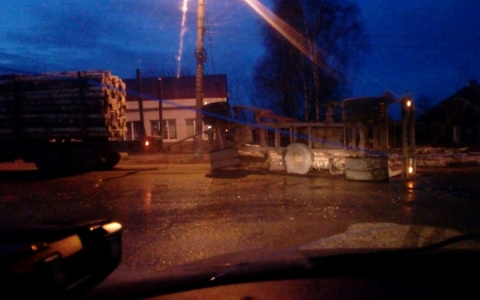 Перед переездом в Нововятске опрокинулся прицеп лесовоза