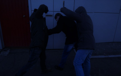 В Кирове ночью неизвестные, угрожая убийством, ограбили прохожего