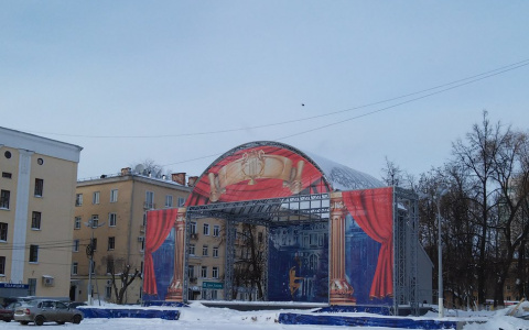 Администрация подала в суд на подрядчика после установки сцены на Театралке