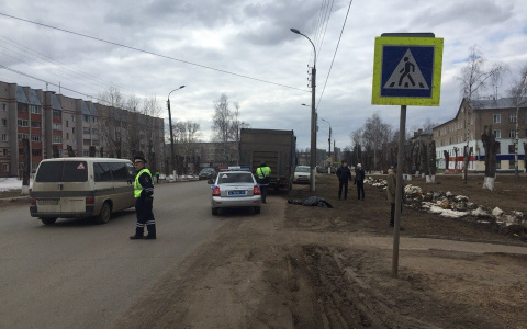 В Кирове водитель грузовика насмерть сбил женщину: личность погибшей не установлена