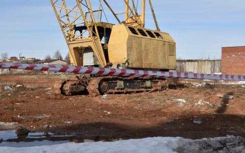 В Кирове накренившийся строительный кран напугал горожан