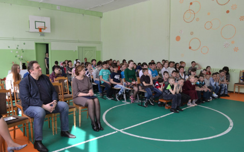 Представители центра «Лайт» побывали в школе-интернате села Верхневонданка