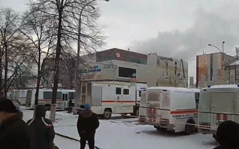 В МЧС назвали причину пожара в ТЦ "Зимняя вишня", где погибли 64 человека