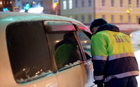 В Кировской области автоинспекторы нашли в авто 20-летнего парня наркотики
