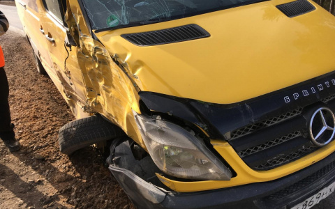 В Кировской области столкнулись рейсовый автобус и Mercedes-Benz Sprinter