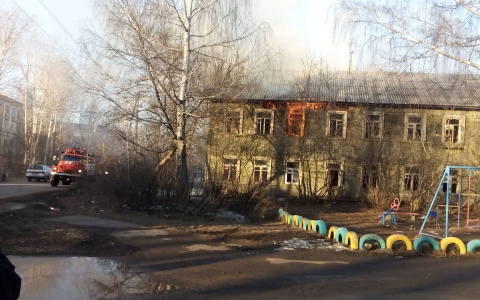 В Лянгасово горит аварийный двухэтажный дом