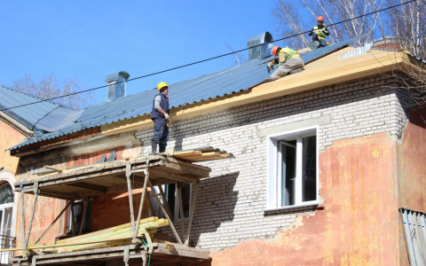 Фото: ремонтные работы в доме на МОПРа, на который упал кран, завершаются