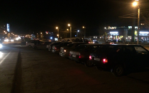 Ночью полиция проверяла парковку у ТЦ на Ленина в Кирове