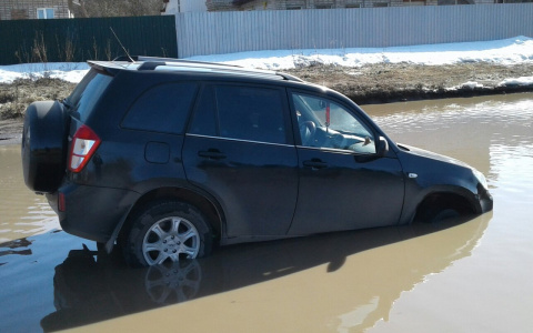 В Кирово-Чепецке в луже утонули две машины