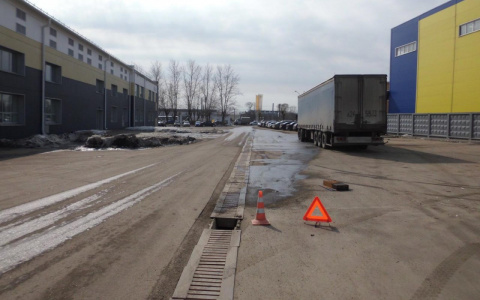 На Щорса многотонный грузовик пробил бензобак: на месте работали спасатели