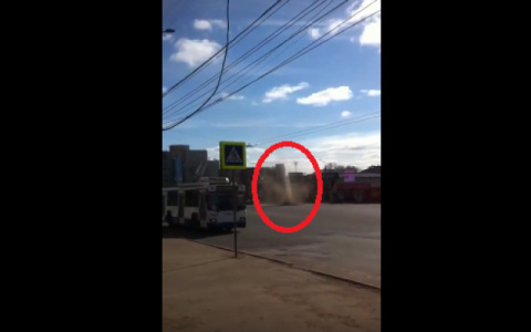 Что обсуждают в Кирове: метеопредупреждение и мини-торнадо в городе