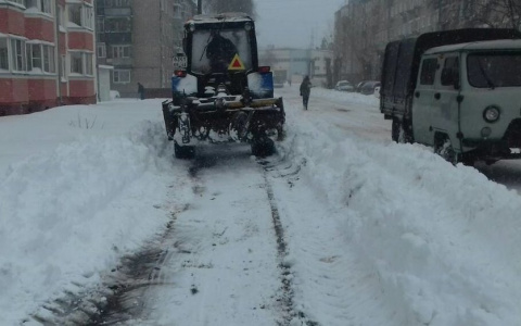 Огромные сугробы и пробки в Кирове: ситуацию на дорогах прокомментировали в мэрии