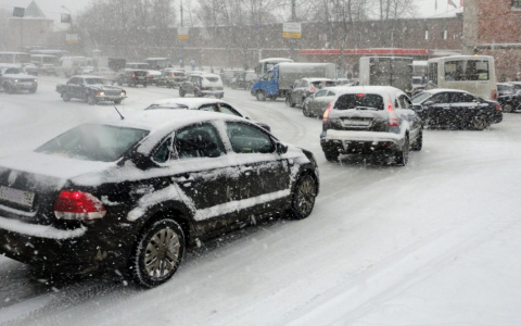 В Кирове ГИБДД рекомендует водителям не ездить на своем авто в непогоду