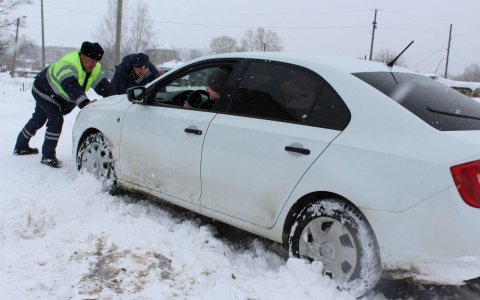 В Кировской области сотрудники ГИБДД в снегопад вытащили из кюветов 30 авто