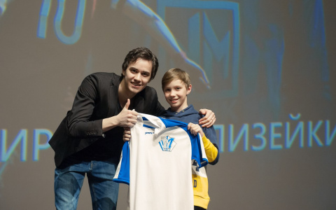 Данила Козловский подарил кировчанину футболку с автографом