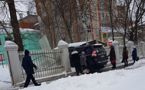 Land Cruiser врезался в забор детского сада в Кирове