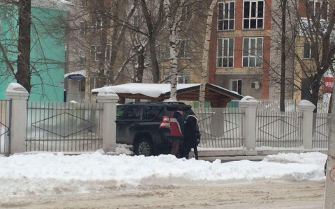 В Кирове иномарка врезалась в забор детского сада: полиция начала проверку