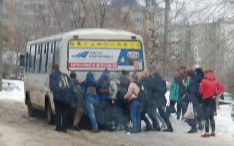 "Спасибо водителям автобусов": как аномальный снегопад объединил кировчан