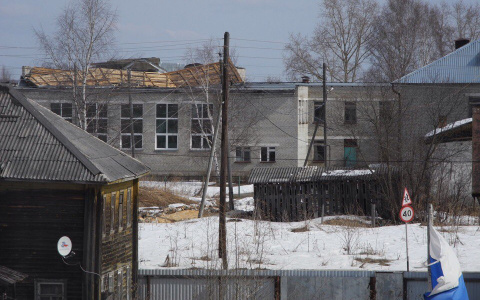 В Кировской области ветер сорвал крышу со здания школы