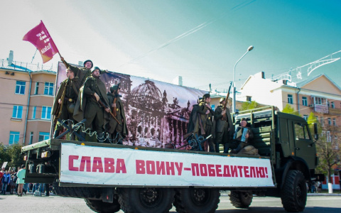 День Победы в Кирове: ретроавтомобили, поэтический марафон и танцевальный вечер