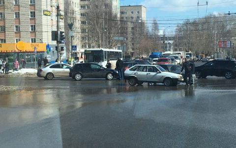На Юго-Западе столкнулись 4 машины: образовался километровый затор