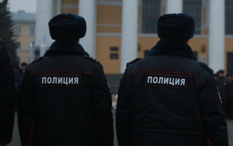 В Кировской области полицейские подкинули наркотики задержанному парню