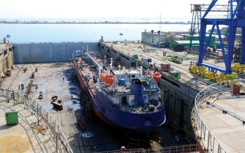 Уникальное судно, которое проведет кабель через Арктику, назовут "Вятка"