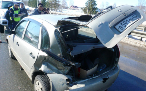 В Кирове женщина на «Калине» въехала в «УАЗ»: на месте работала реанимация