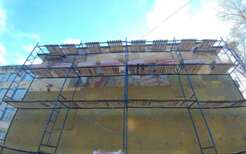 Мозаику на Кировском авиационном техникуме закрыли утеплителем