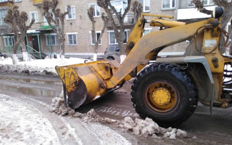 В Кирове начали счищать ледяные накаты с дорог