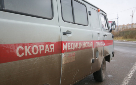 В Кирове ребенок у детского сада провалился в яму: малыша нашли без сознания