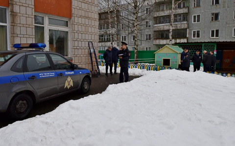 В администрации Кирова рассказали, как ребенок провалился в яму у детского сада