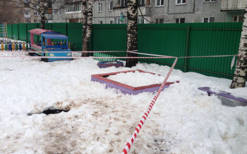 Кировский следком опубликовал фото ямы у детсада, в которую провалился ребенок
