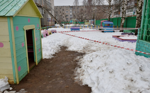 Яма у детсада в Кирове, в которую упал ребенок, была наполнена водой
