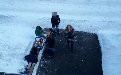 Девушки побили полицейских во дворе: как начался конфликт и что виновницы говорят в свою защиту