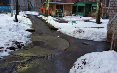 На территории еще одного детского сада в Кирове просел асфальт