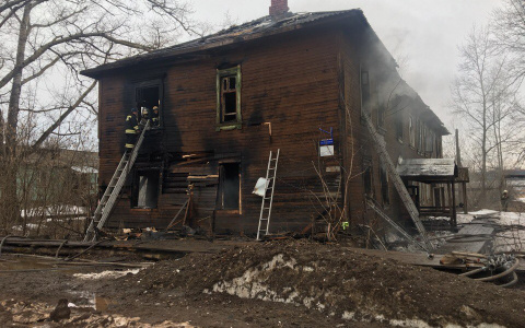 Видео: в Вересниках сгорел многоквартирный дом