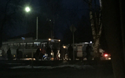В Вахрушах автобус сбил пешехода на "зебре"