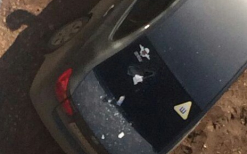 В Кирове иномарке разбили стекло за парковку на газоне