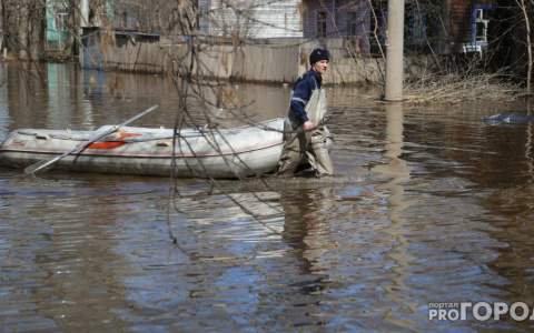 В Кировской области затопило грунтовую дорогу
