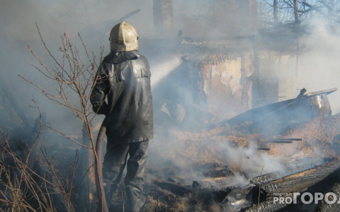 В Кирове сгорел гараж с раритетным авто и двумя квадроциклами