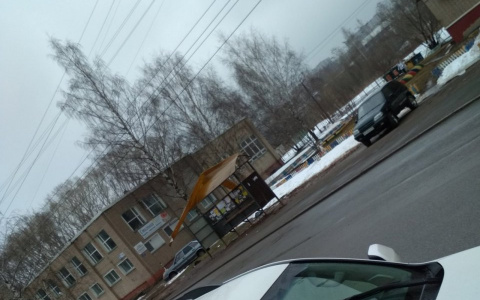 В Кирове начали ремонтировать остановки, установленные год назад