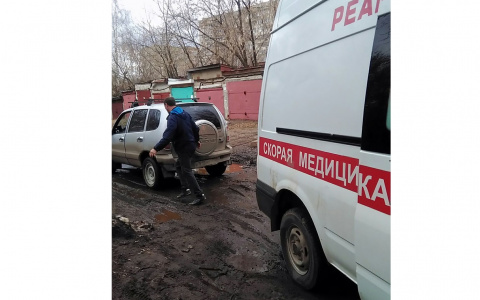 В Кирове водитель «Нивы» вытащил застрявшую в грязи машину реанимации