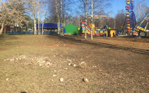 У цирка демонтировали большую детскую площадку ради каруселей