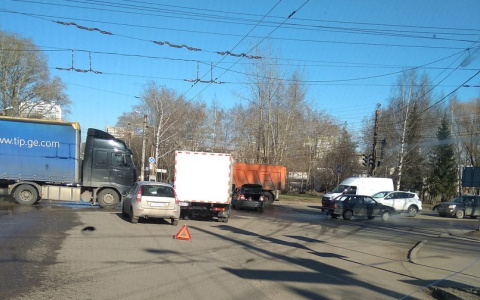 Из-за массового ДТП на Производственной образовался затор длиной 3,5 километра