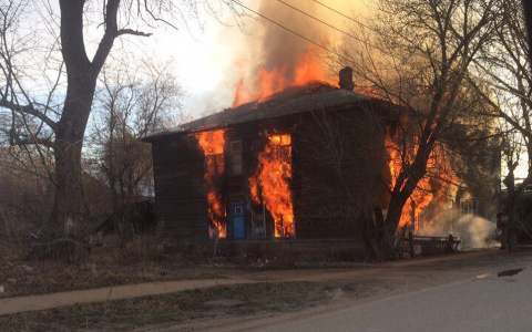 На улице Блюхера в Кирове сгорел еще один деревянный дом